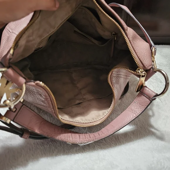 Michael Kors Leather Handbag and Wallet Set. Muave color with crossbody strap - Picture 6 of 10